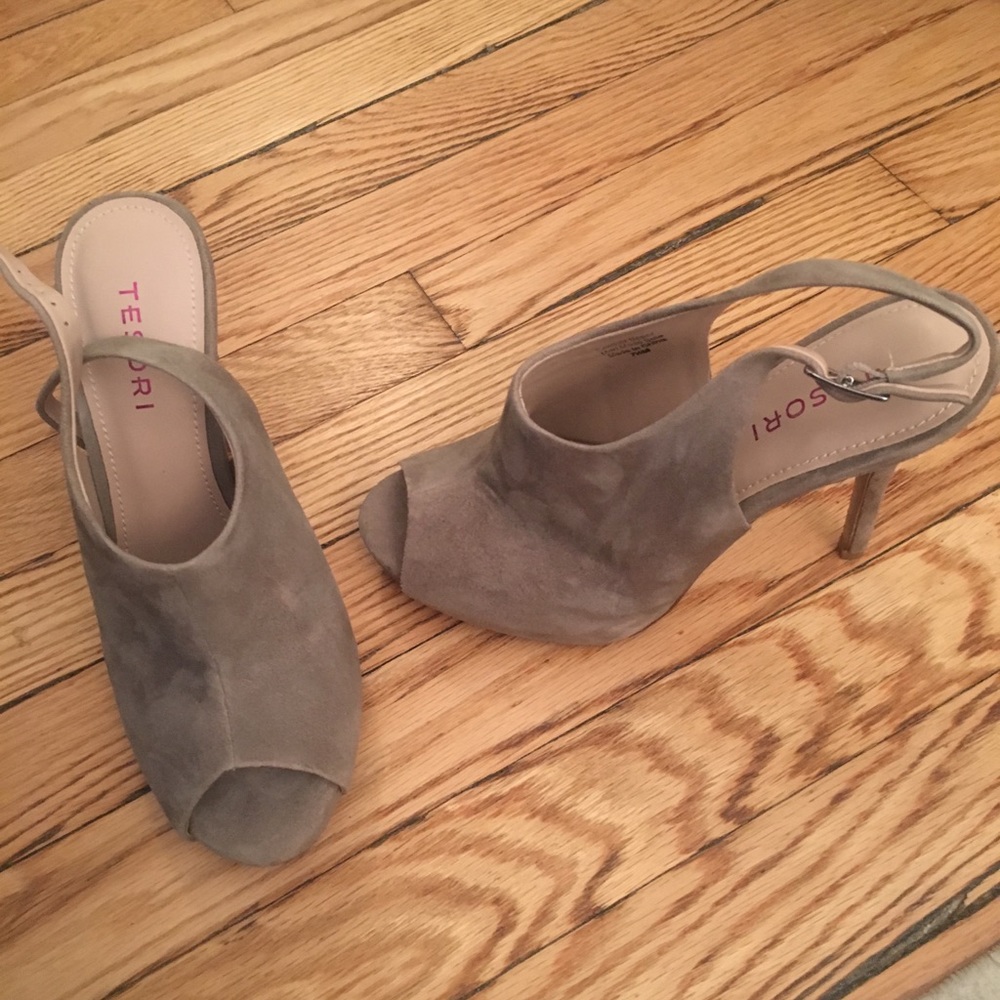 Size 7.5 open toe, sling back heels. Never worn